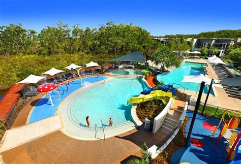 hotels near theme parks qld.